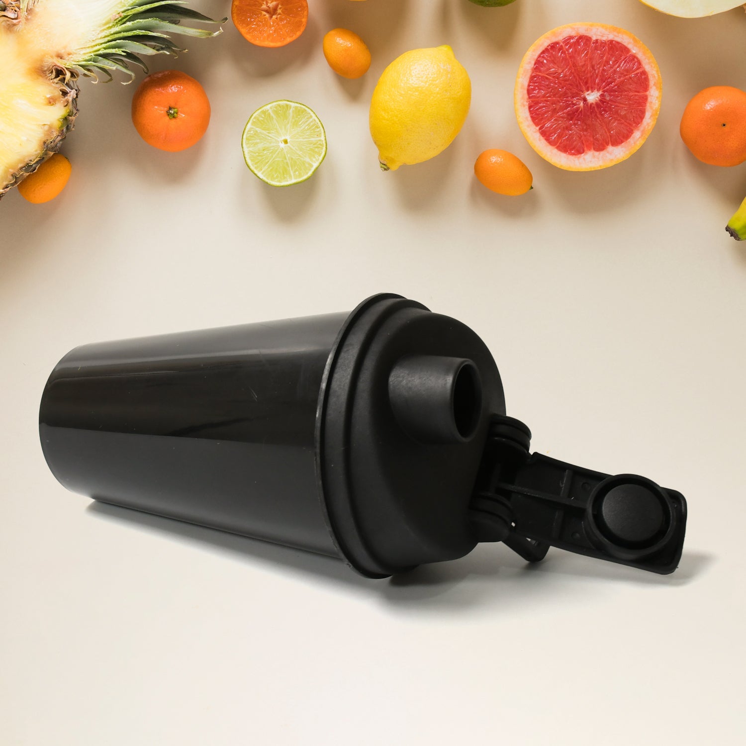 Shaker bottle with flip lid, perfect for protein shakes and workouts, BPA free and leak-proof. Shaker bottle with flip lid, perfect for protein shakes and workouts, BPA free and leak-proof.